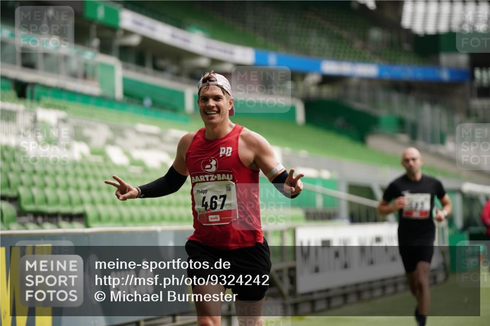 05.10.2025 - 20. swb-Marathon Bremen Michael Burmester http://msf.ph/oto/9324242 05.10.2025 12:24:07 Laufen im Stadion 291, 467, 583, 681, 691, 1117, 1459, 1587, 1714, 44, 1363 meine-sportfotos.de