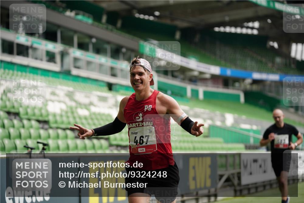 05.10.2025 - 20. swb-Marathon Bremen Michael Burmester http://msf.ph/oto/9324248 05.10.2025 12:24:08 Laufen im Stadion 291, 467, 583, 681, 691, 1117, 1459, 1587, 1714, 44, 1363 meine-sportfotos.de