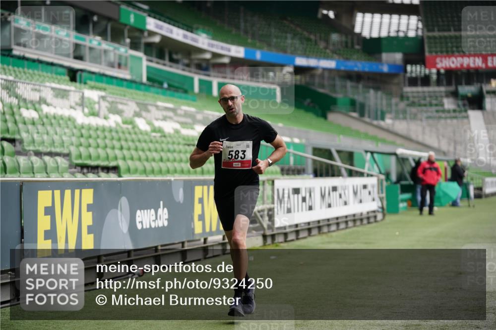 05.10.2025 - 20. swb-Marathon Bremen Michael Burmester http://msf.ph/oto/9324250 05.10.2025 12:24:10 Laufen im Stadion 467, 583, 681, 691, 1117, 1459, 1587, 1714, 44, 291, 1363 meine-sportfotos.de