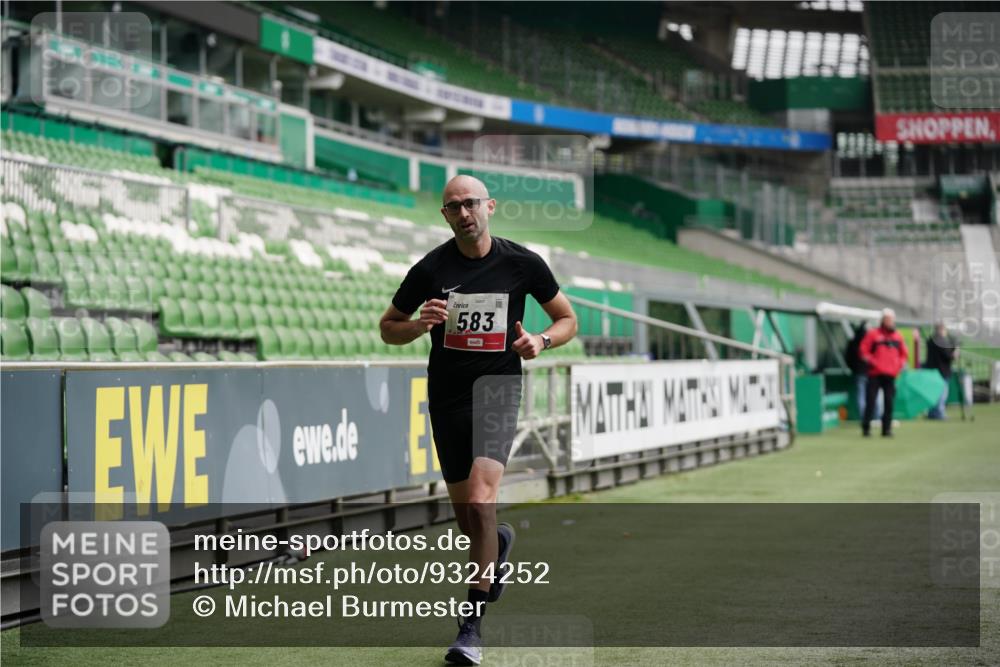 05.10.2025 - 20. swb-Marathon Bremen Michael Burmester http://msf.ph/oto/9324252 05.10.2025 12:24:10 Laufen im Stadion 467, 583, 681, 691, 1117, 1459, 1587, 1714, 44, 291, 1363 meine-sportfotos.de