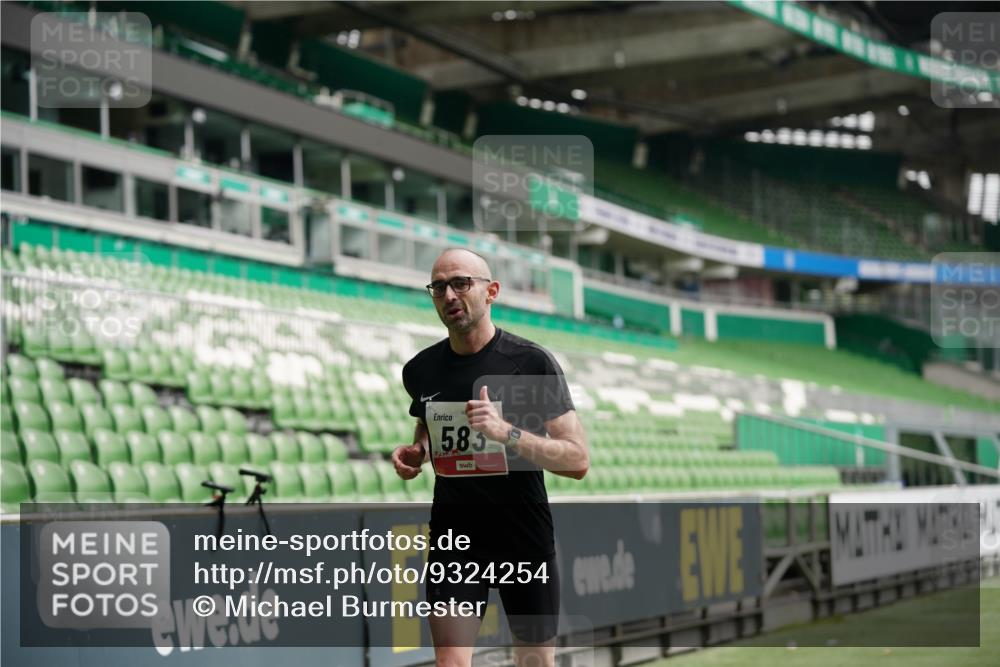 05.10.2025 - 20. swb-Marathon Bremen Michael Burmester http://msf.ph/oto/9324254 05.10.2025 12:24:11 Laufen im Stadion 467, 583, 681, 691, 1117, 1459, 1587, 1714, 44, 291, 1363 meine-sportfotos.de