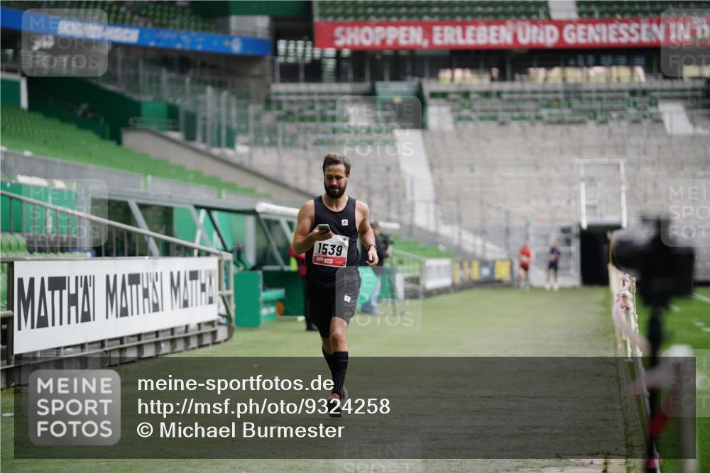 05.10.2025 - 20. swb-Marathon Bremen Michael Burmester http://msf.ph/oto/9324258 05.10.2025 12:24:34 Laufen im Stadion 467, 583, 1459, 1539, 691, 1117, 1587, 1714 meine-sportfotos.de