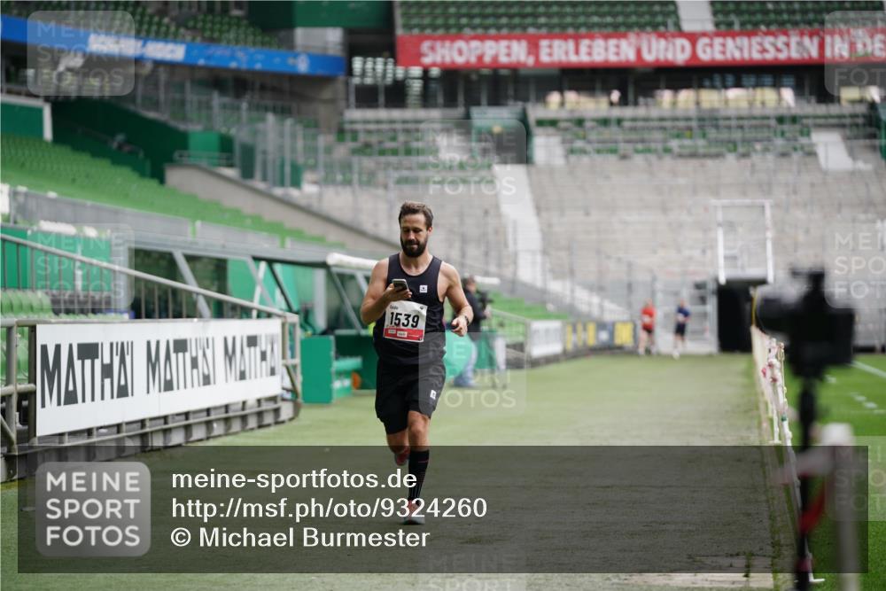 05.10.2025 - 20. swb-Marathon Bremen Michael Burmester http://msf.ph/oto/9324260 05.10.2025 12:24:35 Laufen im Stadion 467, 583, 1459, 1539, 691, 1117, 1587, 1714 meine-sportfotos.de