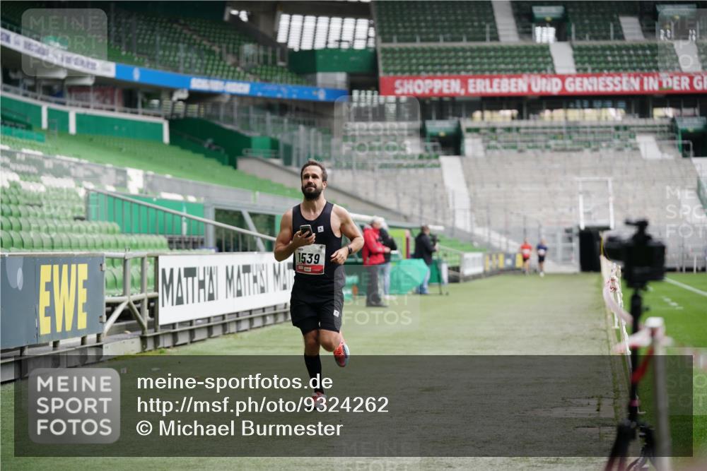 05.10.2025 - 20. swb-Marathon Bremen Michael Burmester http://msf.ph/oto/9324262 05.10.2025 12:24:36 Laufen im Stadion 467, 583, 1459, 1539, 691, 1117, 1587, 1714 meine-sportfotos.de