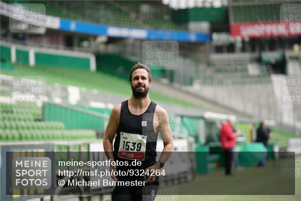 05.10.2025 - 20. swb-Marathon Bremen Michael Burmester http://msf.ph/oto/9324264 05.10.2025 12:24:37 Laufen im Stadion 467, 583, 1459, 1539, 691, 1117, 1587, 1714 meine-sportfotos.de
