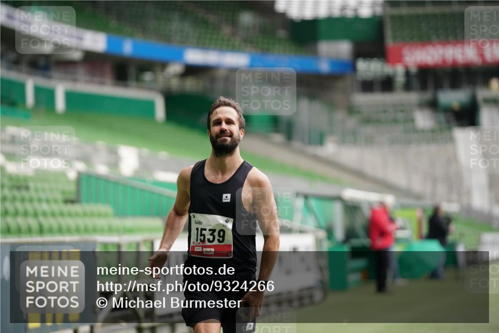05.10.2025 - 20. swb-Marathon Bremen Michael Burmester http://msf.ph/oto/9324266 05.10.2025 12:24:37 Laufen im Stadion 467, 583, 1459, 1539, 691, 1117, 1587, 1714 meine-sportfotos.de