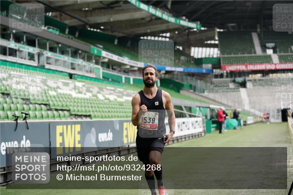 05.10.2025 - 20. swb-Marathon Bremen Michael Burmester http://msf.ph/oto/9324268 05.10.2025 12:24:38 Laufen im Stadion 467, 583, 1459, 1539, 691, 1587, 1714 meine-sportfotos.de