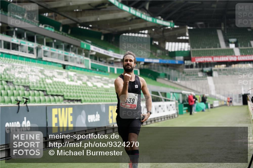05.10.2025 - 20. swb-Marathon Bremen Michael Burmester http://msf.ph/oto/9324270 05.10.2025 12:24:38 Laufen im Stadion 467, 583, 1459, 1539, 691, 1587, 1714 meine-sportfotos.de