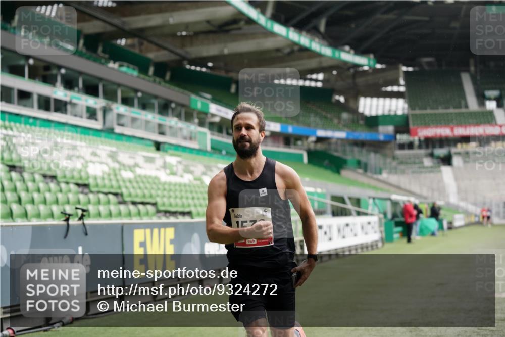 05.10.2025 - 20. swb-Marathon Bremen Michael Burmester http://msf.ph/oto/9324272 05.10.2025 12:24:38 Laufen im Stadion 467, 583, 1459, 1539, 691, 1587, 1714 meine-sportfotos.de
