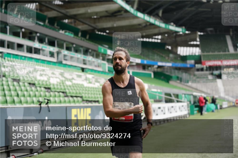 05.10.2025 - 20. swb-Marathon Bremen Michael Burmester http://msf.ph/oto/9324274 05.10.2025 12:24:38 Laufen im Stadion 467, 583, 1459, 1539, 691, 1587, 1714 meine-sportfotos.de