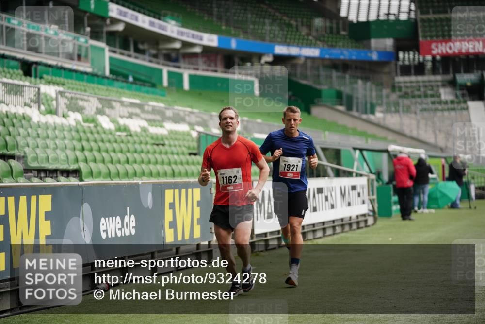 05.10.2025 - 20. swb-Marathon Bremen Michael Burmester http://msf.ph/oto/9324278 05.10.2025 12:25:01 Laufen im Stadion 1162, 1289, 1539, 1921, 467, 583, 1459 meine-sportfotos.de