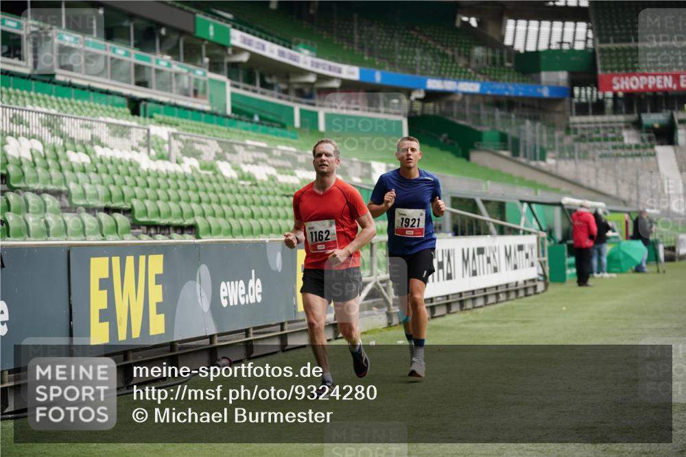 05.10.2025 - 20. swb-Marathon Bremen Michael Burmester http://msf.ph/oto/9324280 05.10.2025 12:25:01 Laufen im Stadion 1162, 1289, 1539, 1921, 467, 583, 1459 meine-sportfotos.de
