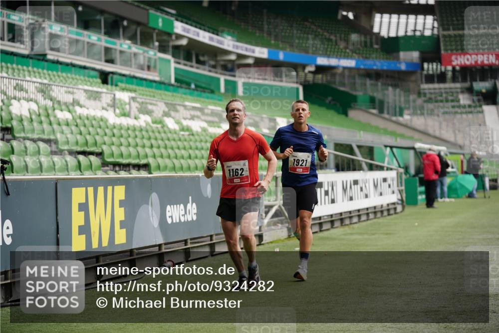 05.10.2025 - 20. swb-Marathon Bremen Michael Burmester http://msf.ph/oto/9324282 05.10.2025 12:25:01 Laufen im Stadion 1162, 1289, 1539, 1921, 467, 583, 1459 meine-sportfotos.de