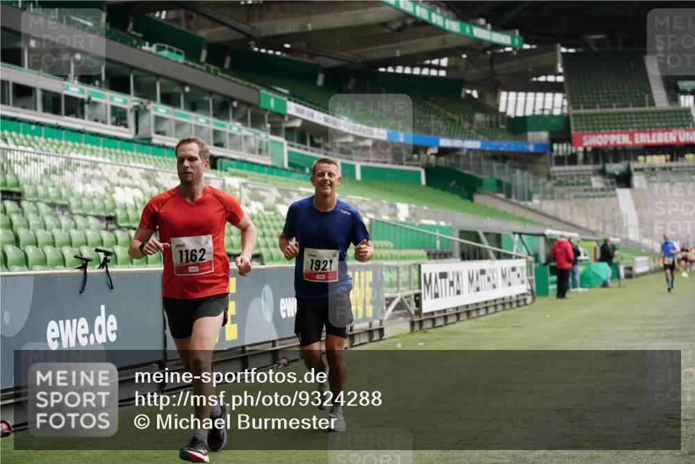 05.10.2025 - 20. swb-Marathon Bremen Michael Burmester http://msf.ph/oto/9324288 05.10.2025 12:25:03 Laufen im Stadion 1162, 1289, 1539, 1921, 467, 583, 1459 meine-sportfotos.de