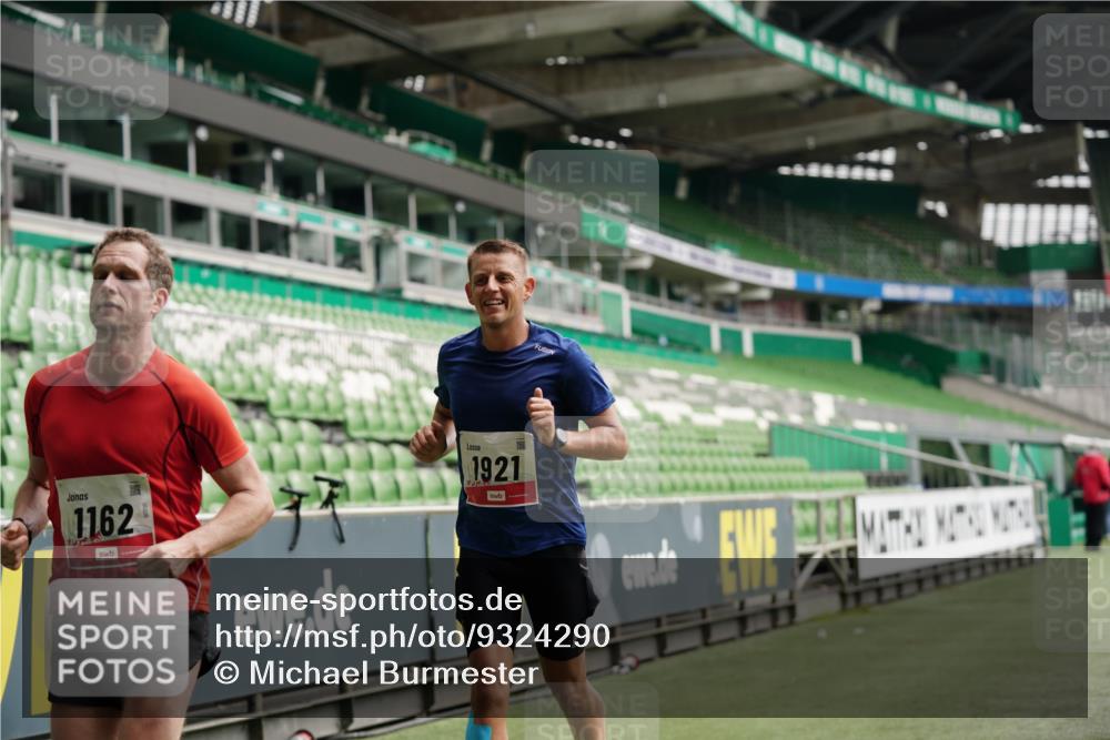05.10.2025 - 20. swb-Marathon Bremen Michael Burmester http://msf.ph/oto/9324290 05.10.2025 12:25:03 Laufen im Stadion 1162, 1289, 1539, 1921, 467, 583, 1459 meine-sportfotos.de
