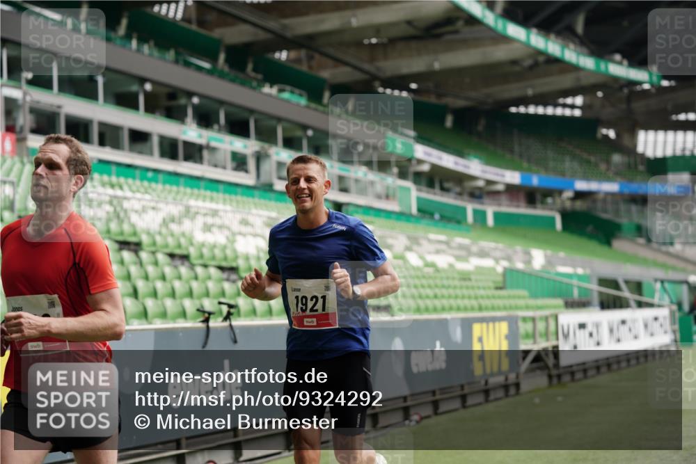 05.10.2025 - 20. swb-Marathon Bremen Michael Burmester http://msf.ph/oto/9324292 05.10.2025 12:25:03 Laufen im Stadion 1162, 1289, 1539, 1921, 467, 583, 1459 meine-sportfotos.de