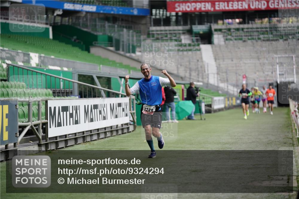 05.10.2025 - 20. swb-Marathon Bremen Michael Burmester http://msf.ph/oto/9324294 05.10.2025 12:25:10 Laufen im Stadion 364, 1162, 1289, 1539, 1921, 467, 583 meine-sportfotos.de