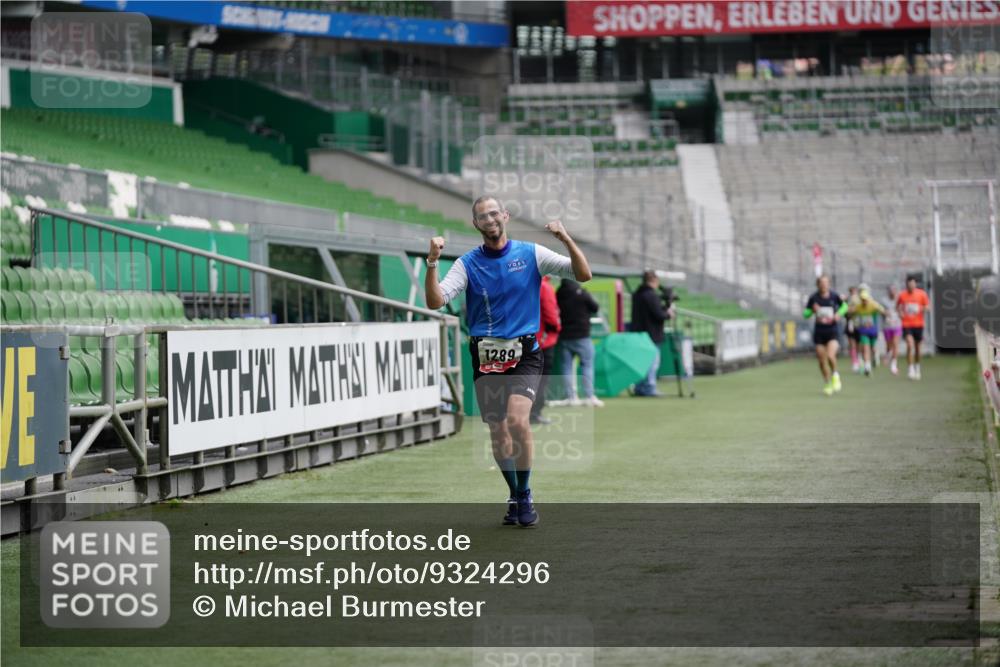 05.10.2025 - 20. swb-Marathon Bremen Michael Burmester http://msf.ph/oto/9324296 05.10.2025 12:25:10 Laufen im Stadion 364, 1162, 1289, 1539, 1921, 467, 583 meine-sportfotos.de