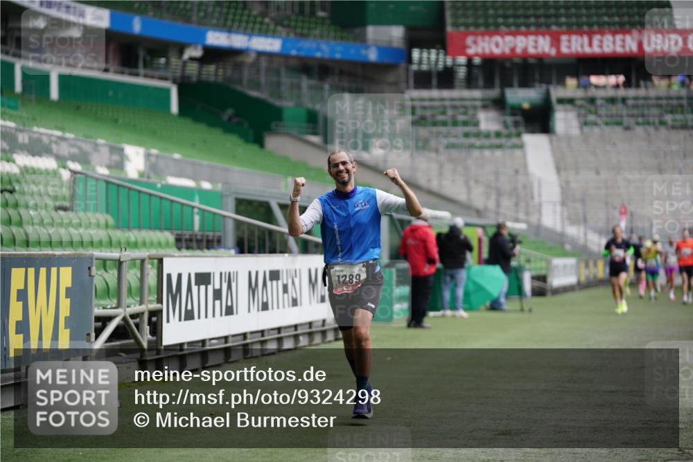 05.10.2025 - 20. swb-Marathon Bremen Michael Burmester http://msf.ph/oto/9324298 05.10.2025 12:25:11 Laufen im Stadion 364, 1162, 1289, 1539, 1921, 467, 583 meine-sportfotos.de