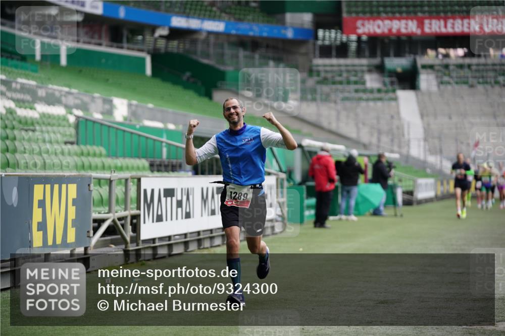 05.10.2025 - 20. swb-Marathon Bremen Michael Burmester http://msf.ph/oto/9324300 05.10.2025 12:25:11 Laufen im Stadion 364, 1162, 1289, 1539, 1921, 467, 583 meine-sportfotos.de