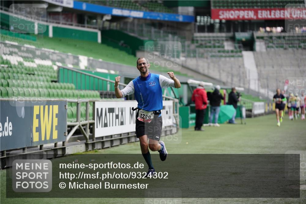 05.10.2025 - 20. swb-Marathon Bremen Michael Burmester http://msf.ph/oto/9324302 05.10.2025 12:25:11 Laufen im Stadion 364, 1162, 1289, 1539, 1921, 467, 583 meine-sportfotos.de