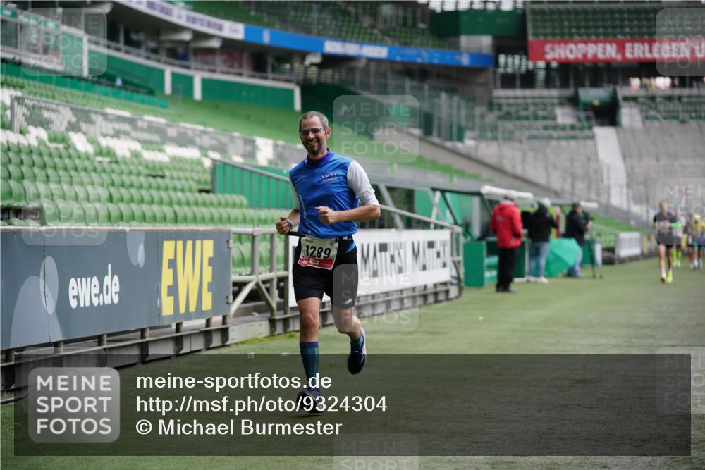 05.10.2025 - 20. swb-Marathon Bremen Michael Burmester http://msf.ph/oto/9324304 05.10.2025 12:25:12 Laufen im Stadion 364, 1162, 1289, 1539, 1921, 467, 583 meine-sportfotos.de