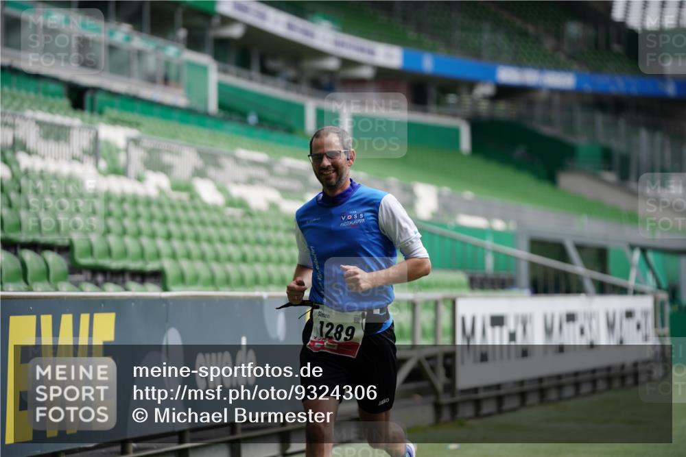 05.10.2025 - 20. swb-Marathon Bremen Michael Burmester http://msf.ph/oto/9324306 05.10.2025 12:25:13 Laufen im Stadion 364, 1162, 1289, 1539, 1921, 467, 583 meine-sportfotos.de