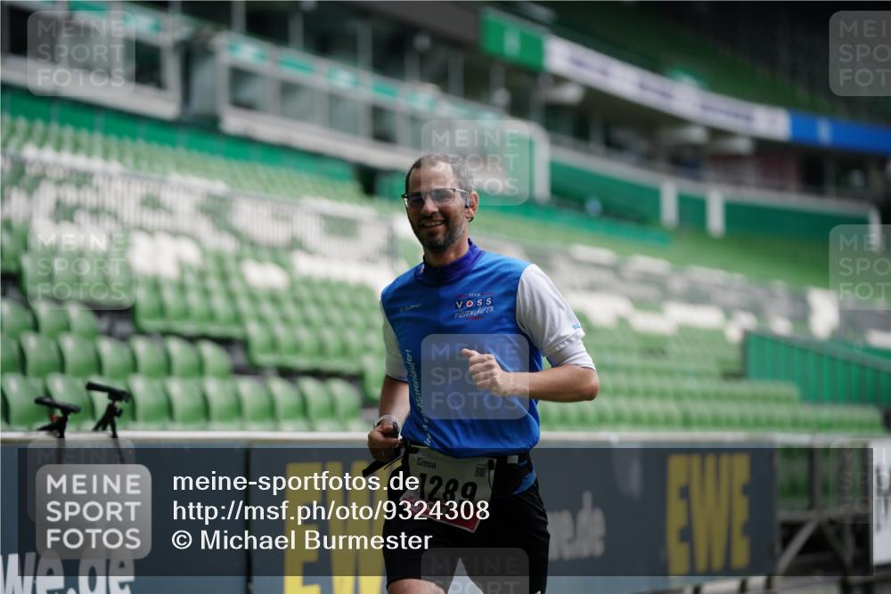 05.10.2025 - 20. swb-Marathon Bremen Michael Burmester http://msf.ph/oto/9324308 05.10.2025 12:25:13 Laufen im Stadion 364, 1162, 1289, 1539, 1921, 467, 583 meine-sportfotos.de