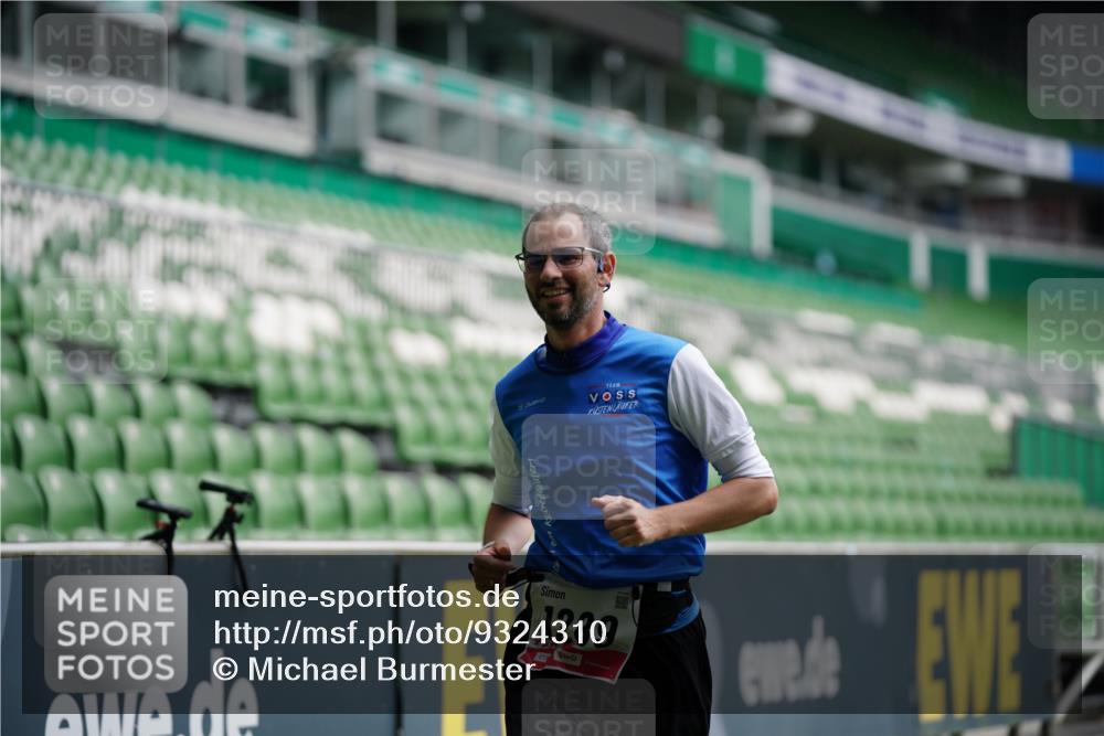 05.10.2025 - 20. swb-Marathon Bremen Michael Burmester http://msf.ph/oto/9324310 05.10.2025 12:25:13 Laufen im Stadion 364, 1162, 1289, 1539, 1921, 467, 583 meine-sportfotos.de