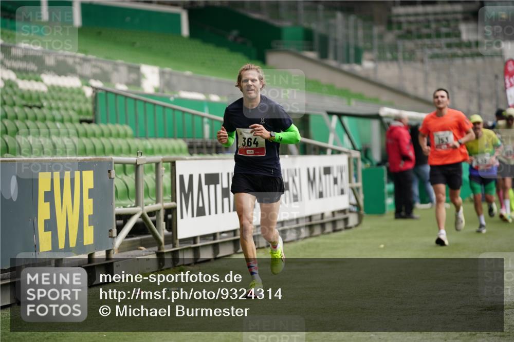 05.10.2025 - 20. swb-Marathon Bremen Michael Burmester http://msf.ph/oto/9324314 05.10.2025 12:25:23 Laufen im Stadion 153, 263, 364, 438, 559, 1068, 1077, 1162, 1289, 1539, 1921 meine-sportfotos.de
