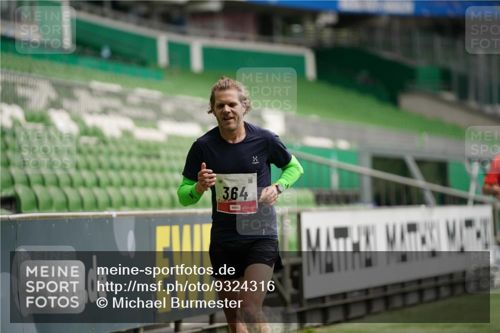 05.10.2025 - 20. swb-Marathon Bremen Michael Burmester http://msf.ph/oto/9324316 05.10.2025 12:25:24 Laufen im Stadion 153, 263, 364, 438, 559, 1068, 1077, 1162, 1289, 1539, 1921 meine-sportfotos.de