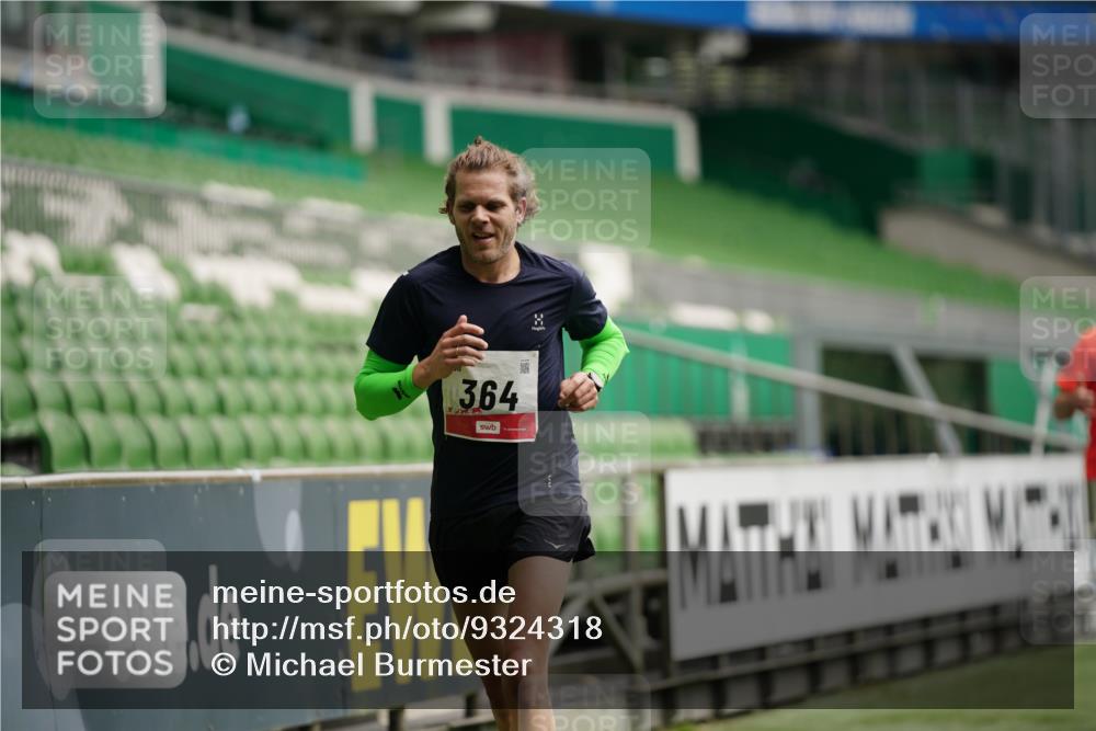 05.10.2025 - 20. swb-Marathon Bremen Michael Burmester http://msf.ph/oto/9324318 05.10.2025 12:25:24 Laufen im Stadion 153, 263, 364, 438, 559, 1068, 1077, 1162, 1289, 1539, 1921 meine-sportfotos.de