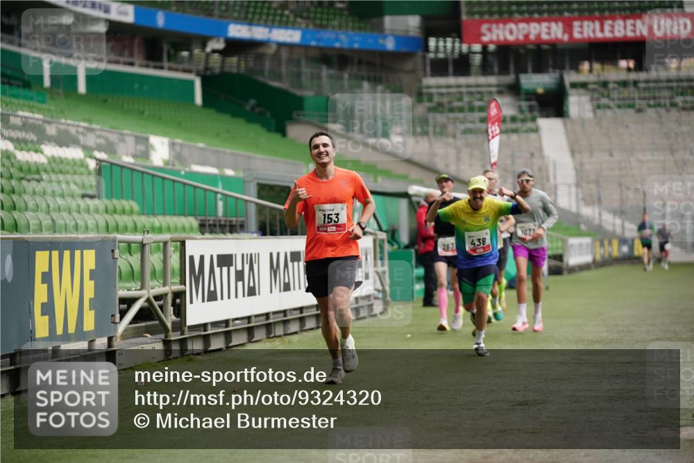 05.10.2025 - 20. swb-Marathon Bremen Michael Burmester http://msf.ph/oto/9324320 05.10.2025 12:25:26 Laufen im Stadion 153, 263, 364, 438, 559, 1068, 1077, 1162, 1289, 1539, 1921 meine-sportfotos.de