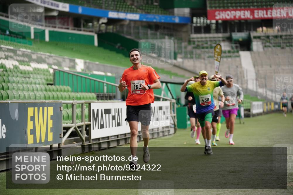 05.10.2025 - 20. swb-Marathon Bremen Michael Burmester http://msf.ph/oto/9324322 05.10.2025 12:25:26 Laufen im Stadion 153, 263, 364, 438, 559, 1068, 1077, 1162, 1289, 1539, 1921 meine-sportfotos.de