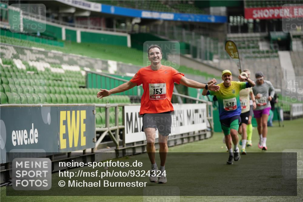 05.10.2025 - 20. swb-Marathon Bremen Michael Burmester http://msf.ph/oto/9324324 05.10.2025 12:25:27 Laufen im Stadion 153, 263, 364, 438, 559, 1068, 1077, 1162, 1289, 1539, 1921, 1539 meine-sportfotos.de