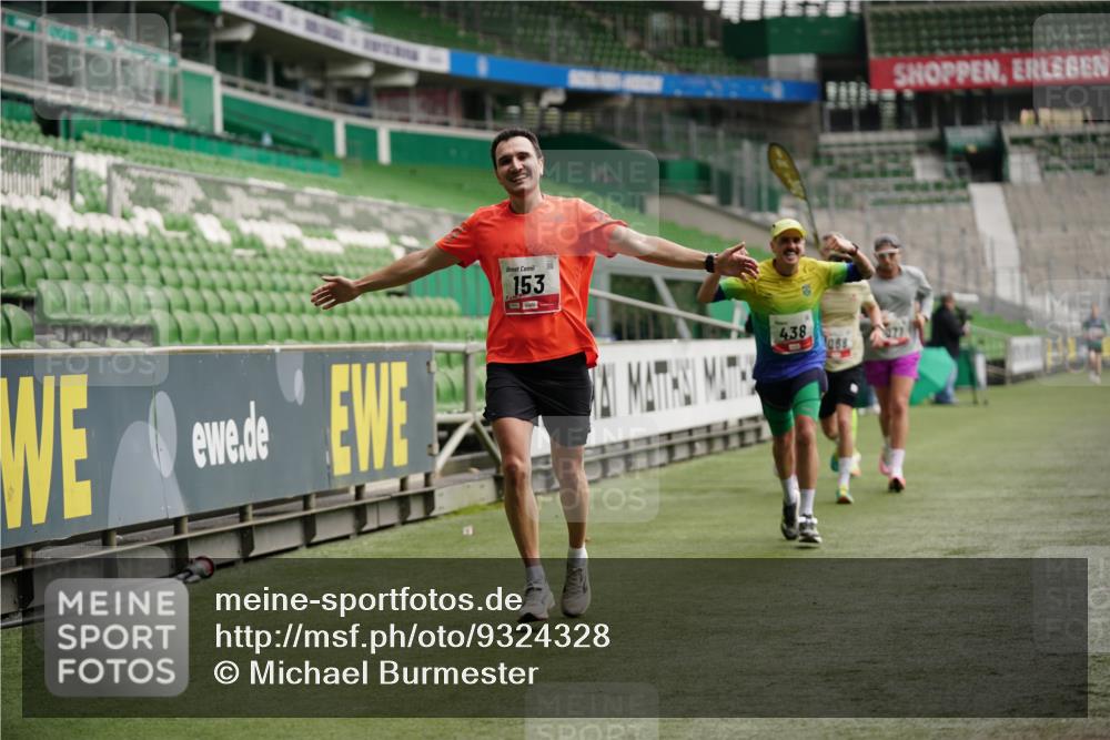 05.10.2025 - 20. swb-Marathon Bremen Michael Burmester http://msf.ph/oto/9324328 05.10.2025 12:25:27 Laufen im Stadion 153, 263, 364, 438, 559, 1068, 1077, 1162, 1289, 1539, 1921, 1539 meine-sportfotos.de