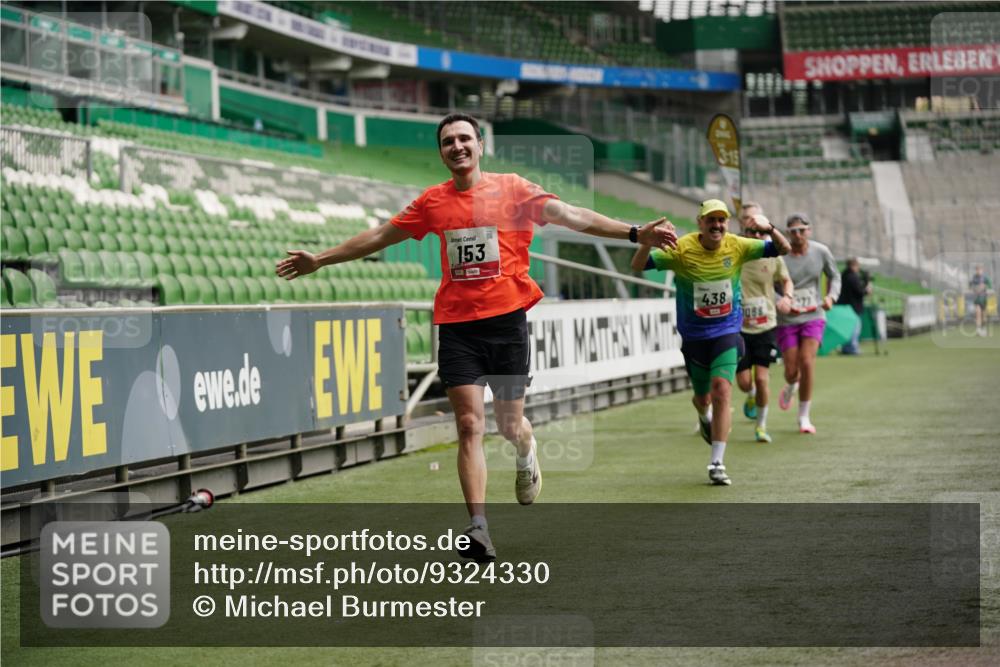 05.10.2025 - 20. swb-Marathon Bremen Michael Burmester http://msf.ph/oto/9324330 05.10.2025 12:25:28 Laufen im Stadion 153, 263, 364, 438, 559, 1068, 1077, 1162, 1289, 1921, 1539 meine-sportfotos.de