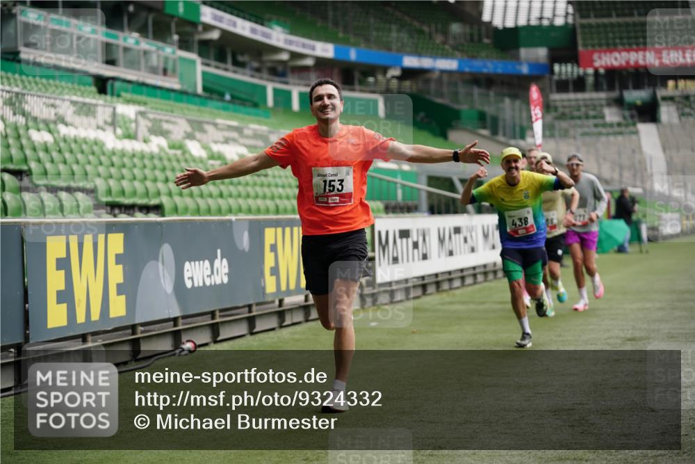 05.10.2025 - 20. swb-Marathon Bremen Michael Burmester http://msf.ph/oto/9324332 05.10.2025 12:25:28 Laufen im Stadion 153, 263, 364, 438, 559, 1068, 1077, 1162, 1289, 1921, 1539 meine-sportfotos.de