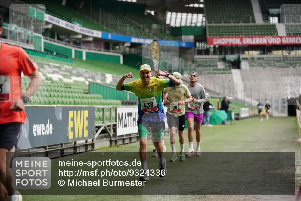 05.10.2025 - 20. swb-Marathon Bremen Michael Burmester http://msf.ph/oto/9324336 05.10.2025 12:25:29 Laufen im Stadion 153, 263, 364, 438, 559, 1068, 1077, 1162, 1289, 1921, 1539 meine-sportfotos.de