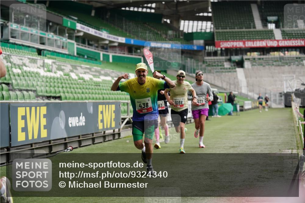 05.10.2025 - 20. swb-Marathon Bremen Michael Burmester http://msf.ph/oto/9324340 05.10.2025 12:25:30 Laufen im Stadion 153, 263, 364, 438, 559, 1068, 1077, 1162, 1289, 1921, 1539 meine-sportfotos.de