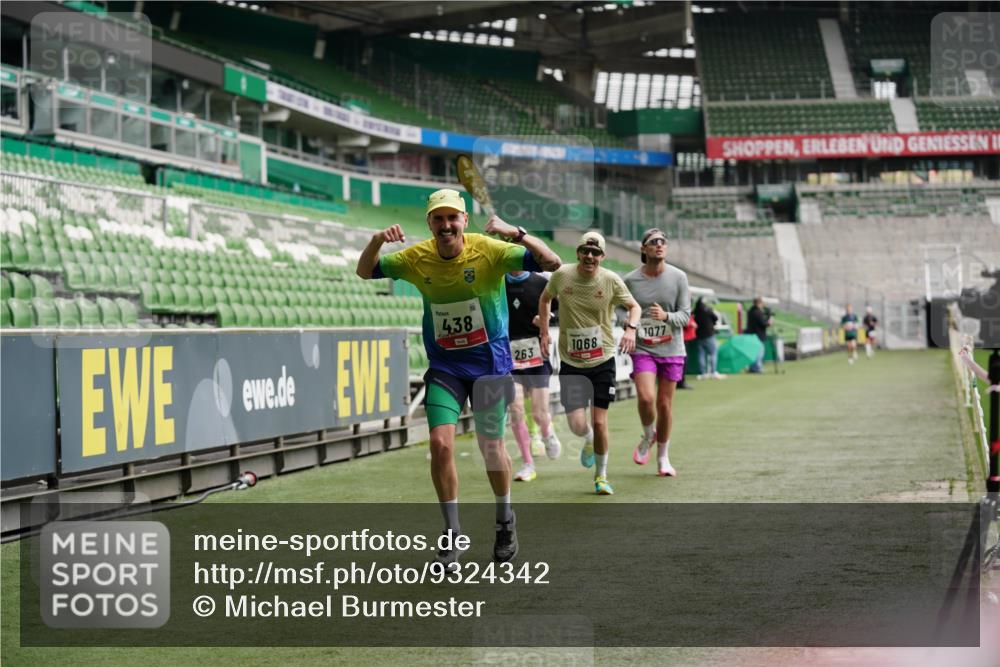 05.10.2025 - 20. swb-Marathon Bremen Michael Burmester http://msf.ph/oto/9324342 05.10.2025 12:25:30 Laufen im Stadion 153, 263, 364, 438, 559, 1068, 1077, 1162, 1289, 1921, 1539 meine-sportfotos.de