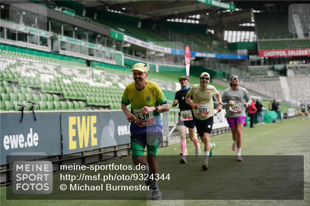 05.10.2025 - 20. swb-Marathon Bremen Michael Burmester http://msf.ph/oto/9324344 05.10.2025 12:25:30 Laufen im Stadion 153, 263, 364, 438, 559, 1068, 1077, 1162, 1289, 1921, 1539 meine-sportfotos.de