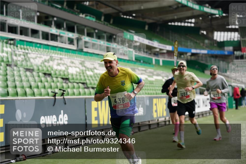 05.10.2025 - 20. swb-Marathon Bremen Michael Burmester http://msf.ph/oto/9324346 05.10.2025 12:25:31 Laufen im Stadion 153, 263, 364, 438, 559, 1068, 1077, 1162, 1289, 1921, 1539 meine-sportfotos.de