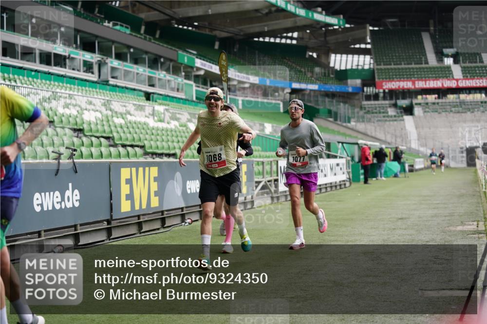 05.10.2025 - 20. swb-Marathon Bremen Michael Burmester http://msf.ph/oto/9324350 05.10.2025 12:25:31 Laufen im Stadion 153, 263, 364, 438, 559, 1068, 1077, 1162, 1289, 1921, 1539 meine-sportfotos.de