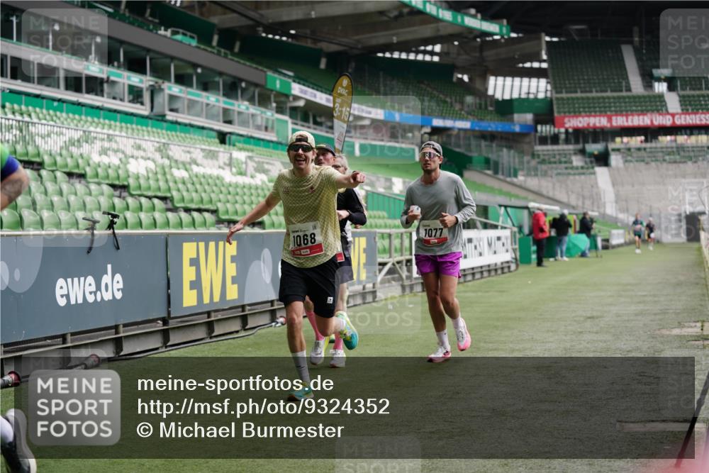 05.10.2025 - 20. swb-Marathon Bremen Michael Burmester http://msf.ph/oto/9324352 05.10.2025 12:25:31 Laufen im Stadion 153, 263, 364, 438, 559, 1068, 1077, 1162, 1289, 1921, 1539 meine-sportfotos.de