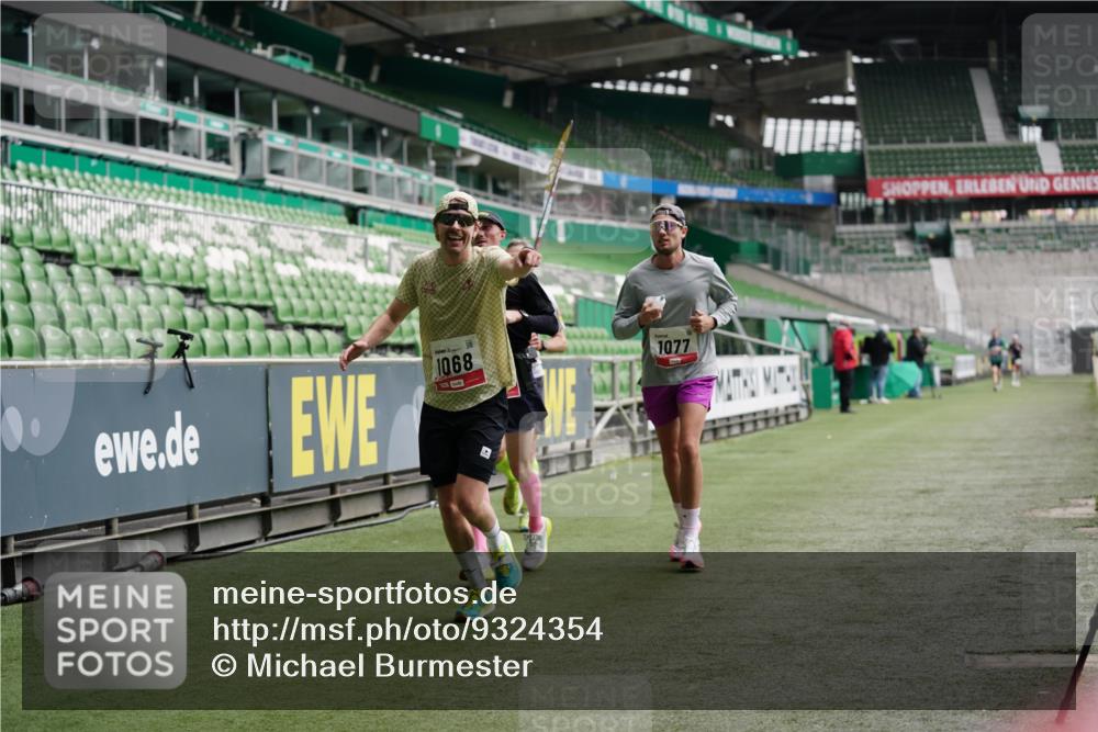 05.10.2025 - 20. swb-Marathon Bremen Michael Burmester http://msf.ph/oto/9324354 05.10.2025 12:25:32 Laufen im Stadion 153, 263, 364, 438, 559, 1068, 1077, 1162, 1289, 1921, 1539 meine-sportfotos.de