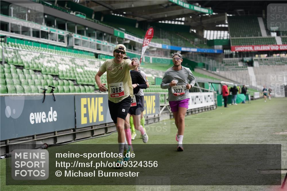 05.10.2025 - 20. swb-Marathon Bremen Michael Burmester http://msf.ph/oto/9324356 05.10.2025 12:25:32 Laufen im Stadion 153, 263, 364, 438, 559, 1068, 1077, 1162, 1289, 1921, 1539 meine-sportfotos.de