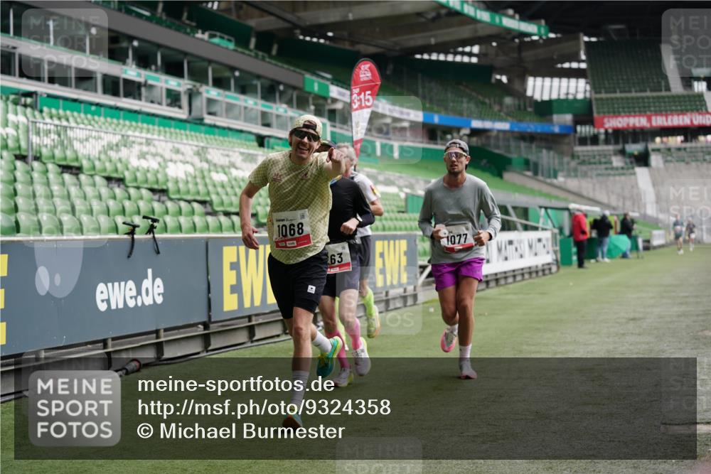 05.10.2025 - 20. swb-Marathon Bremen Michael Burmester http://msf.ph/oto/9324358 05.10.2025 12:25:32 Laufen im Stadion 153, 263, 364, 438, 559, 1068, 1077, 1162, 1289, 1921, 1539 meine-sportfotos.de