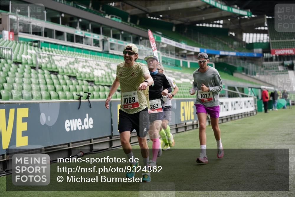 05.10.2025 - 20. swb-Marathon Bremen Michael Burmester http://msf.ph/oto/9324362 05.10.2025 12:25:32 Laufen im Stadion 153, 263, 364, 438, 559, 1068, 1077, 1162, 1289, 1921, 1539 meine-sportfotos.de
