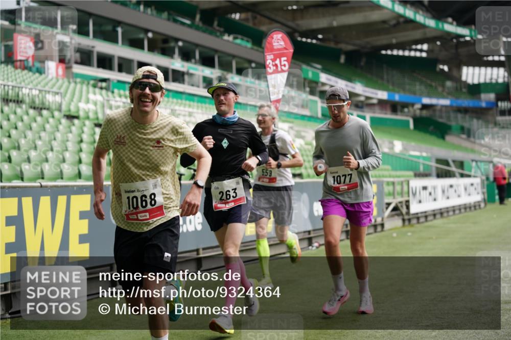 05.10.2025 - 20. swb-Marathon Bremen Michael Burmester http://msf.ph/oto/9324364 05.10.2025 12:25:33 Laufen im Stadion 153, 263, 364, 438, 559, 1068, 1077, 1162, 1289, 1921, 1539 meine-sportfotos.de